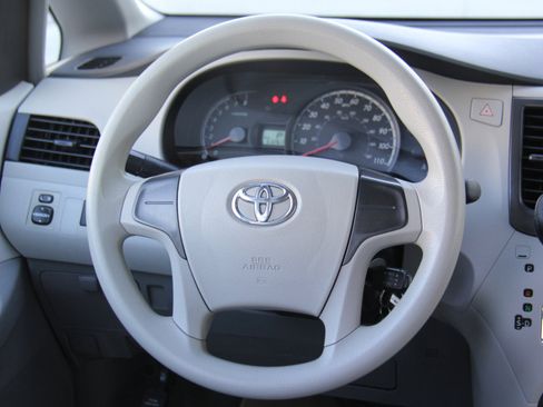 Used 2014 Toyota Sienna L image 11