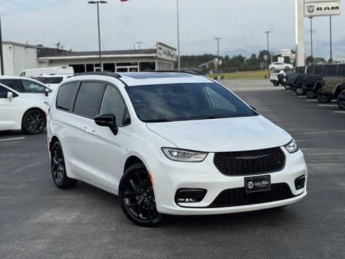 New 2026 Chrysler Pacifica Select image 4