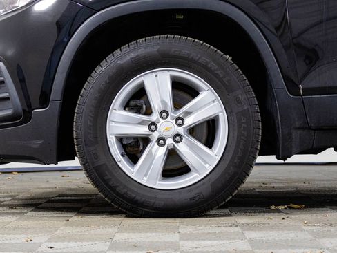 Used 2020 Chevrolet Trax LS w/ Tint and Cruise Package image 43