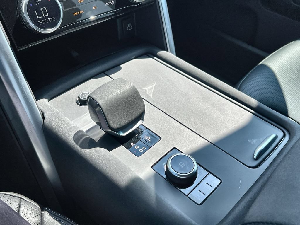 Used 2025 Land Rover Discovery S AWD/4WD image 28