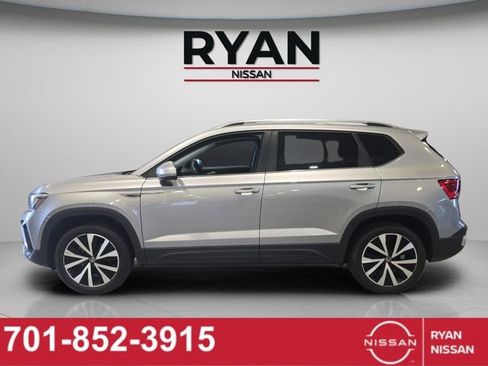 Used 2024 Volkswagen Taos SE image 14
