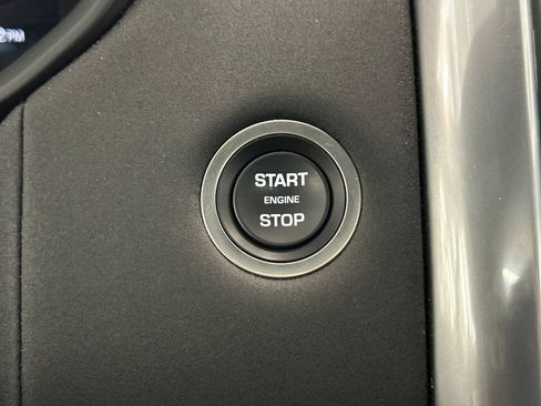 Used 2025 Land Rover Discovery S image 33