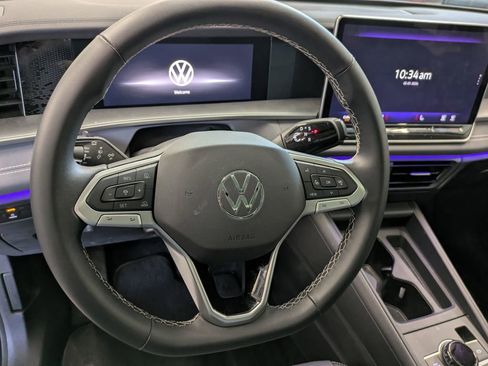 Certified 2025 Volkswagen Tiguan SE w/ Panoramic Sunroof Package AWD/4WD image 18
