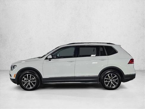 Used 2021 Volkswagen Tiguan SE w/ Panoramic Sunroof Package FWD image 9