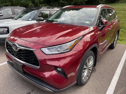 Used 2023 Toyota Highlander Platinum AWD/4WD image 2