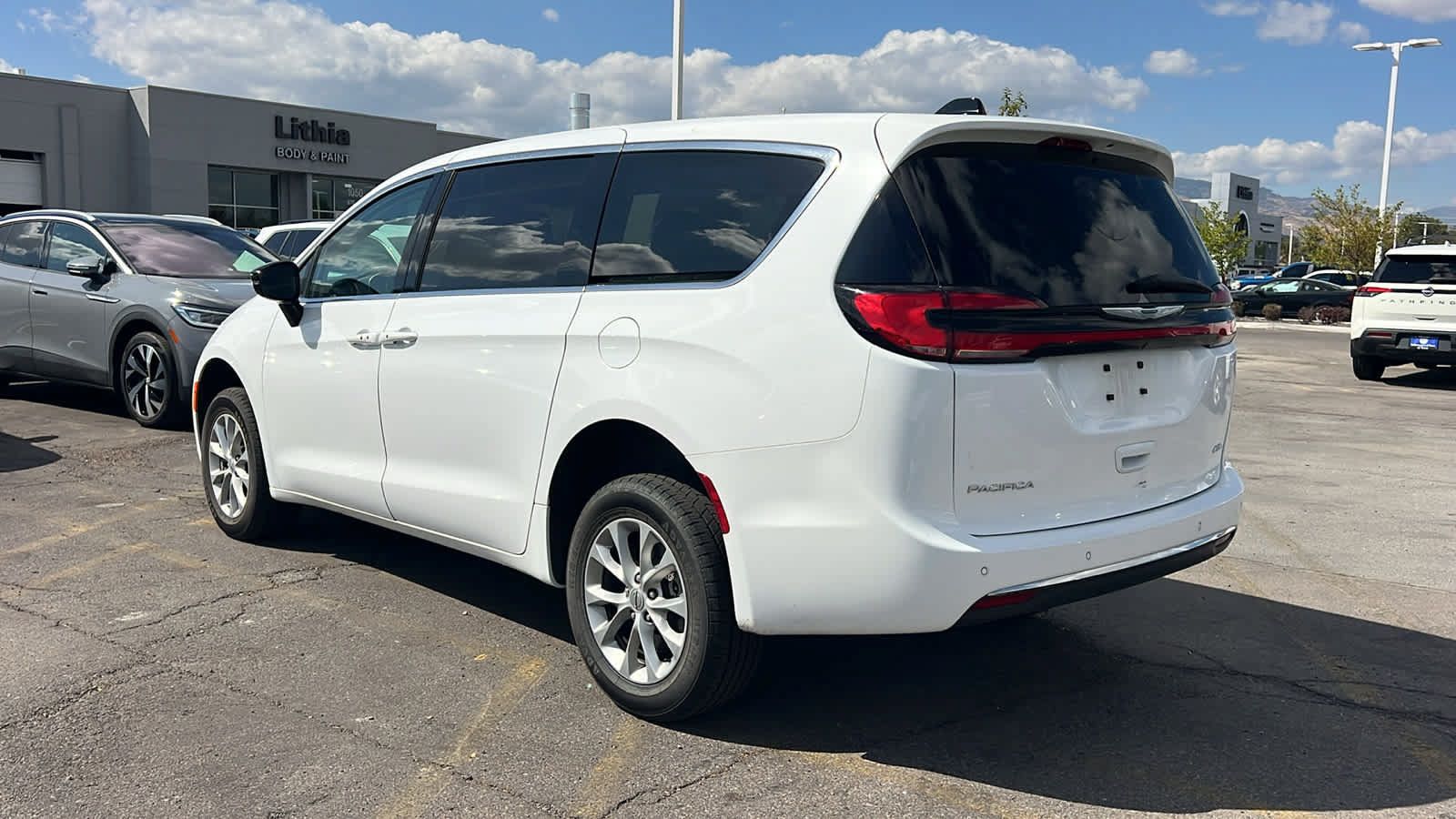 Used 2024 Chrysler Pacifica Touring-L AWD/4WD image 7