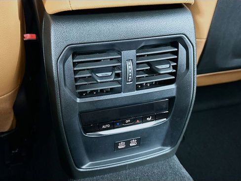 Used 2025 BMW 330i Sedan w/ Premium Package image 18