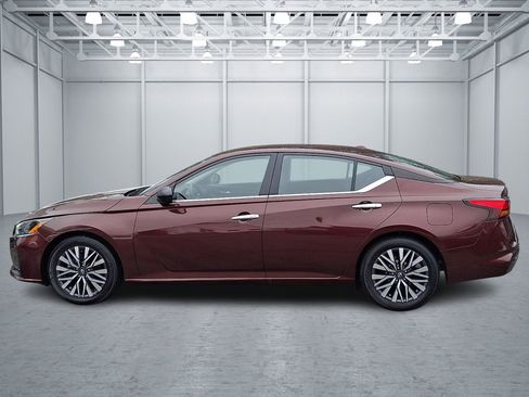 Used 2024 Nissan Altima 2.5 SV image 2