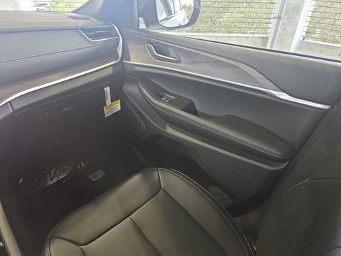 New 2025 Jeep Grand Cherokee Limited w/ Black Appearance Package image 18