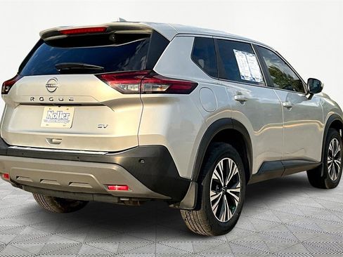 Used 2022 Nissan Rogue SV image 2