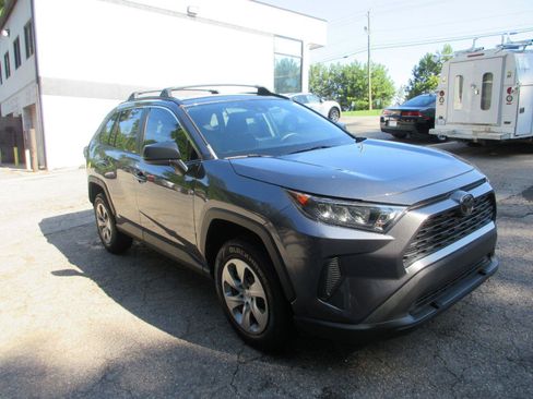 Used 2020 Toyota RAV4 LE FWD image 3