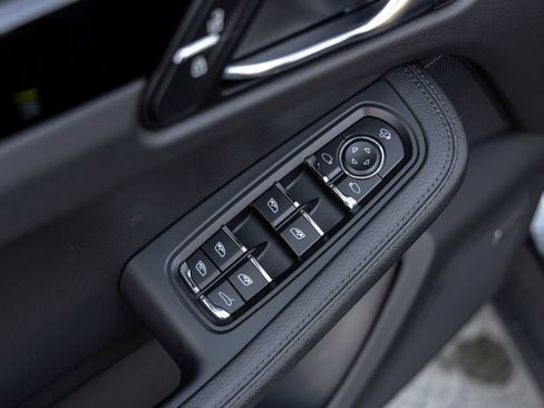 Certified 2026 Porsche Macan AWD/4WD image 23