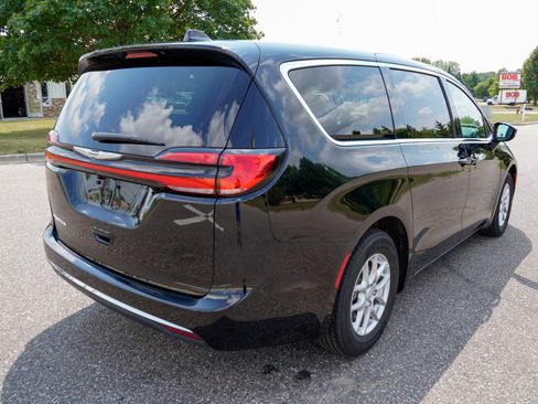 Used 2026 Chrysler Pacifica Select FWD image 3