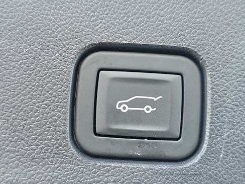 Used 2025 Chevrolet Traverse LT AWD/4WD image 11