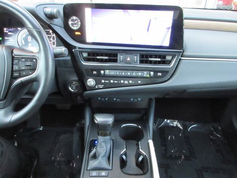 Used 2025 Lexus ES 300h w/ Premium Package image 39