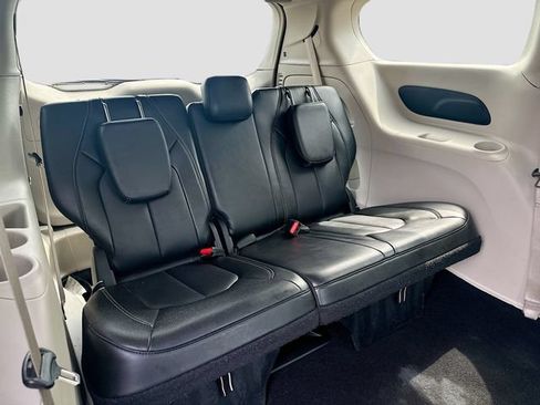 Used 2024 Chrysler Pacifica Touring-L FWD image 26