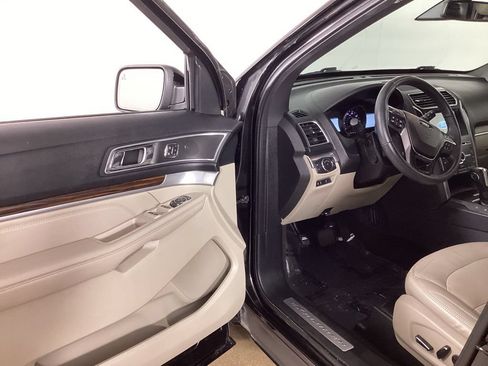 Used 2018 Ford Explorer Limited w/ Equipment Group 301A AWD/4WD image 9