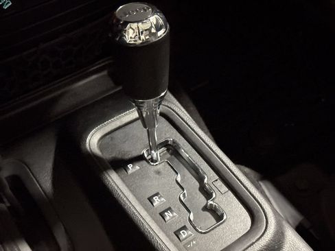 Used 2018 Jeep Wrangler Unlimited Sahara AWD/4WD image 17