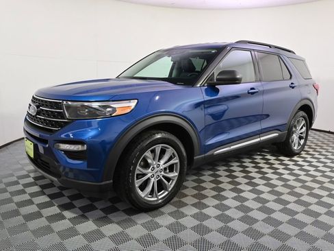 Used 2020 Ford Explorer XLT w/ Equipment Group 202A image 2