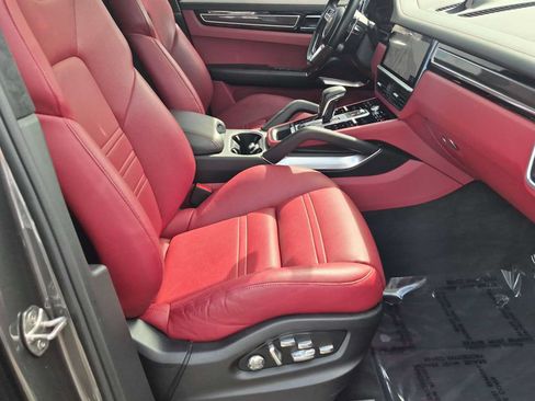 Used 2019 Porsche Cayenne Turbo AWD/4WD image 24