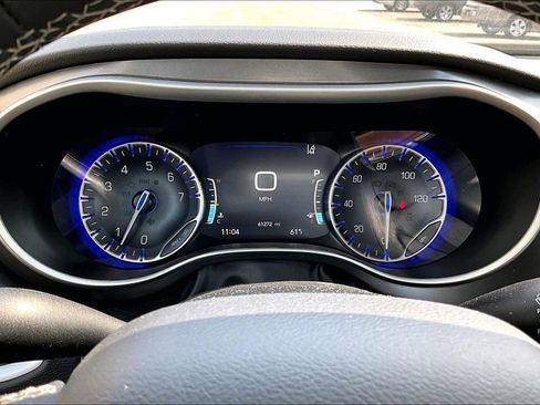 Used 2024 Chrysler Pacifica Touring-L FWD image 14