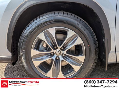 Certified 2024 Toyota Highlander XLE image 9