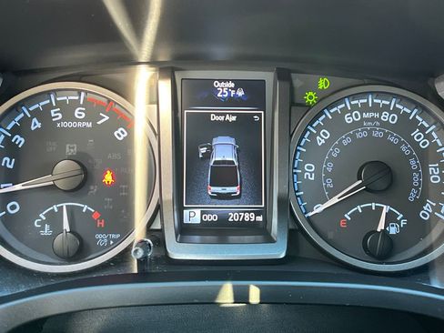 Used 2023 Toyota Tacoma TRD Sport w/ Technology Package image 15