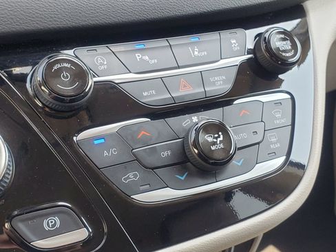 Used 2024 Chrysler Pacifica Touring-L FWD image 21
