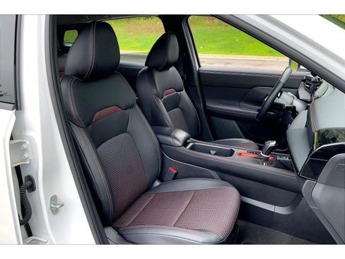 Used 2025 Nissan Kicks SR FWD image 7