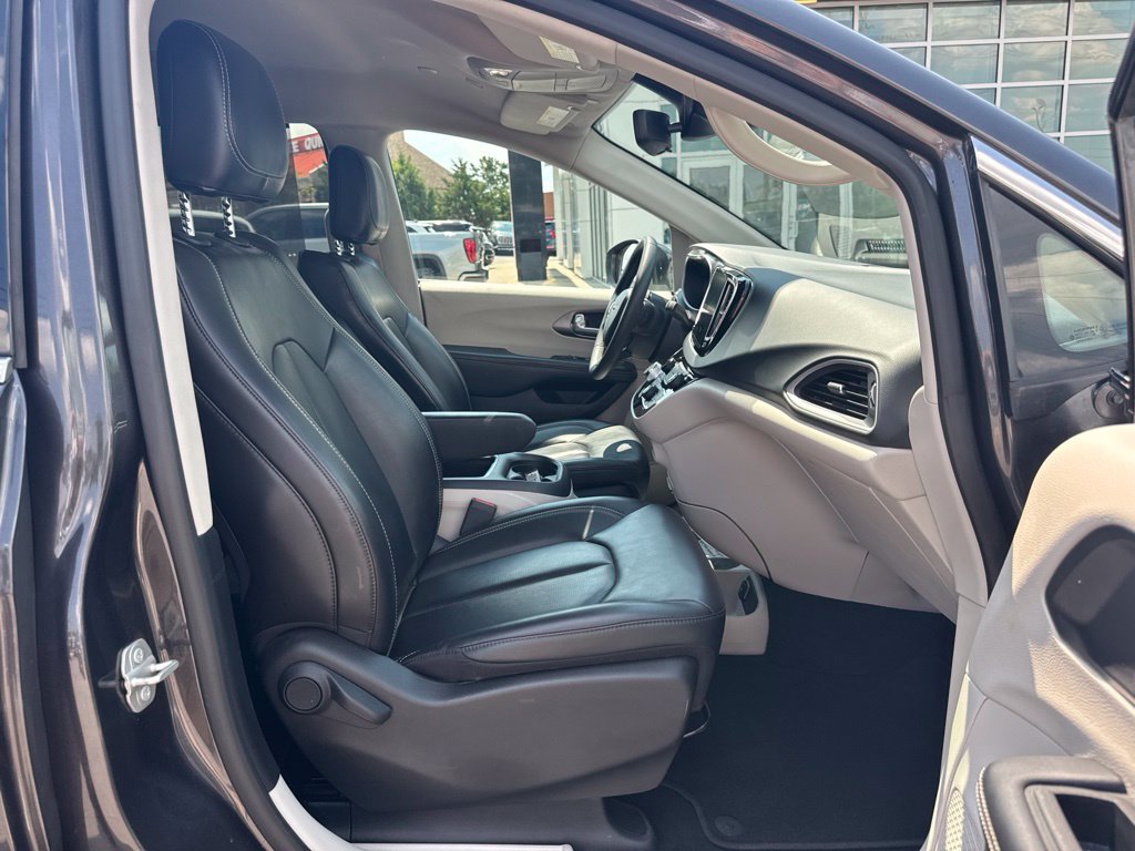 Used 2023 Chrysler Pacifica Touring-L FWD image 14
