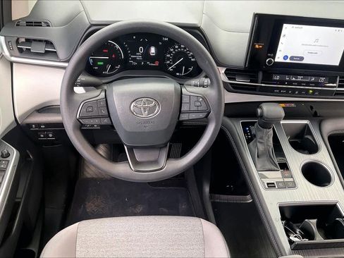 Used 2025 Toyota Sienna LE w/ LE Plus Package FWD image 6