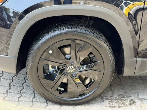 Used 2025 Volkswagen Taos SE w/ Black Wheel Package FWD image 10