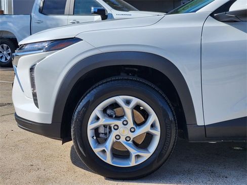 Used 2025 Chevrolet Trax LS w/ LS Convenience Package image 8