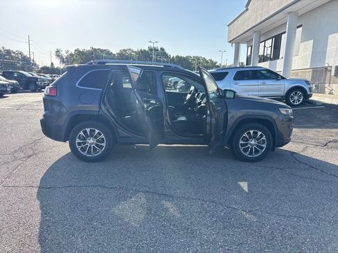 Used 2019 Jeep Cherokee Latitude Plus w/ Cold Weather Group AWD/4WD image 8