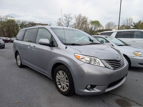 Used 2014 Toyota Sienna XLE image 1