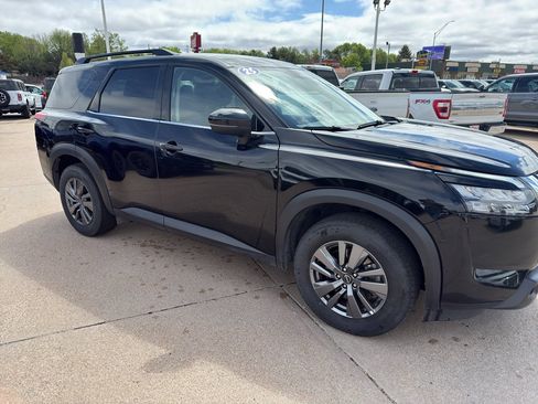 Used 2025 Nissan Pathfinder SV FWD image 2