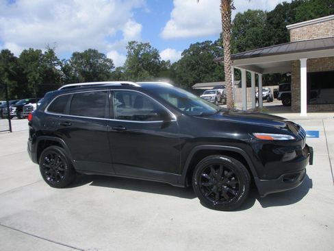 Used 2017 Jeep Cherokee Limited w/ Luxury Group FWD image 19