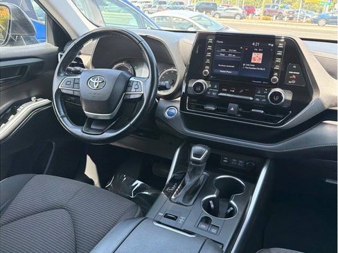 Used 2022 Toyota Highlander LE AWD/4WD image 5