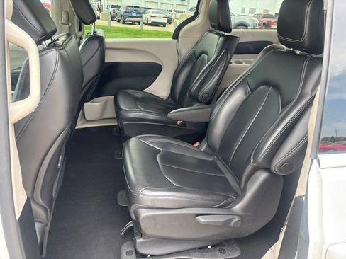 Used 2023 Chrysler Pacifica Touring-L FWD image 27