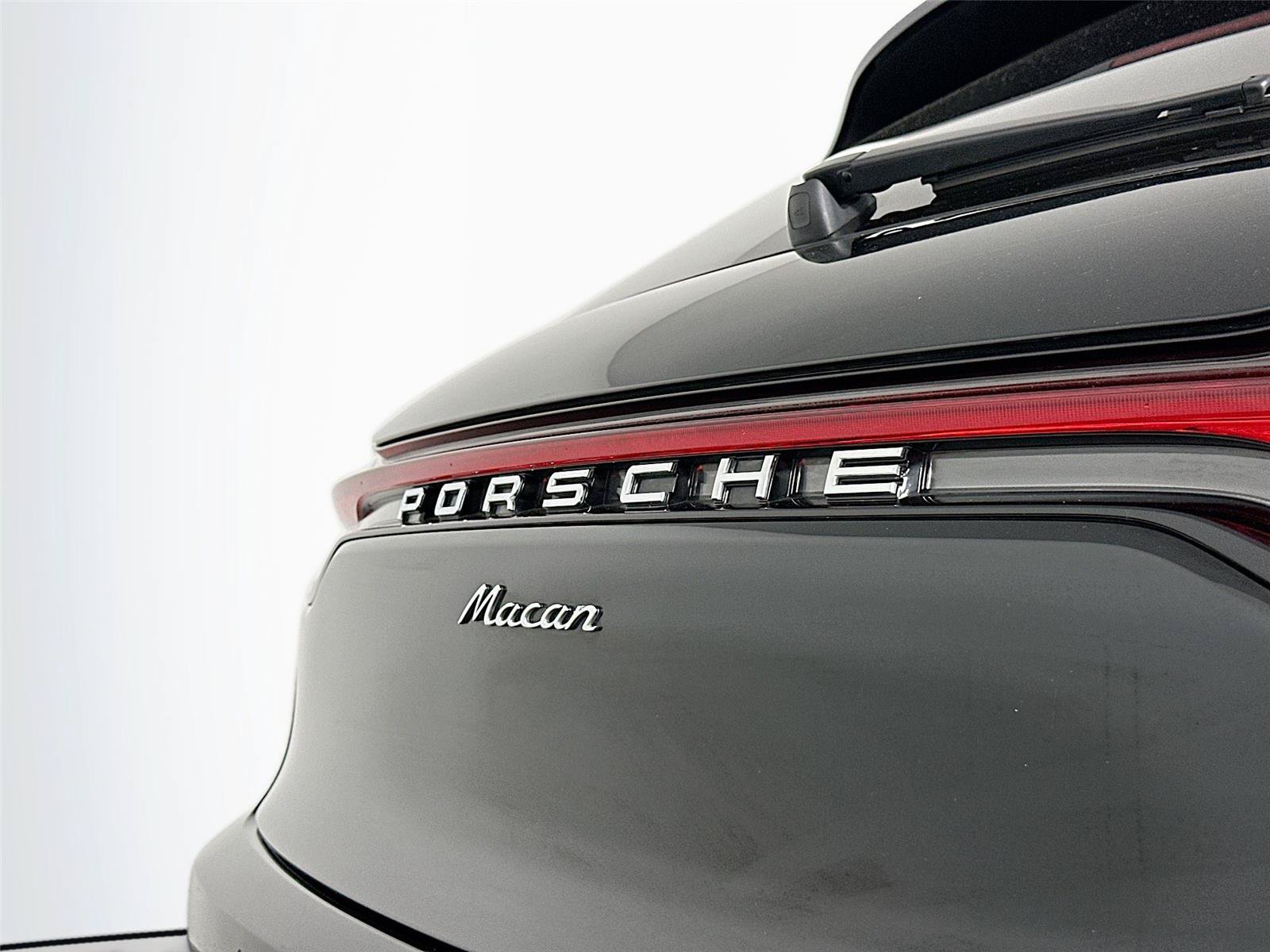 Certified 2024 Porsche Macan AWD/4WD image 17
