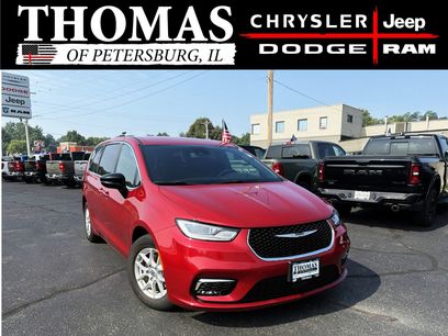 Used 2025 Chrysler Pacifica Select
