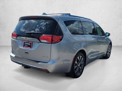 Used 2017 Chrysler Pacifica Limited w/ Advanced Safetytec Group FWD image 5