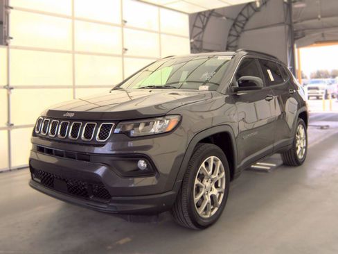 Used 2023 Jeep Compass Latitude AWD/4WD image 2