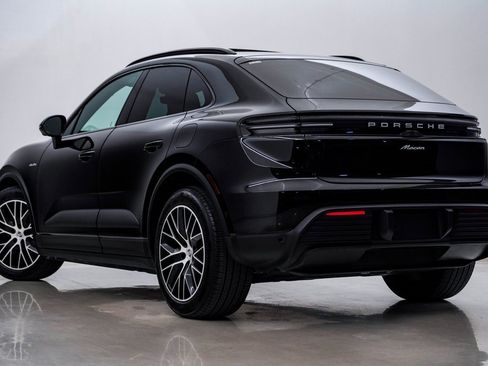 Certified 2025 Porsche Macan Electric image 3
