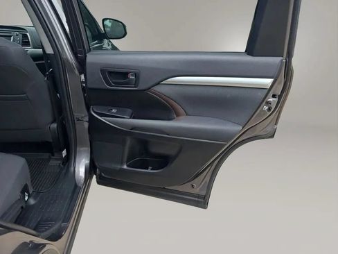 Used 2019 Toyota Highlander LE AWD/4WD image 43