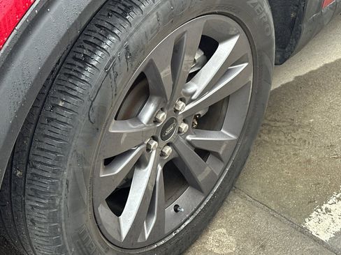 Used 2022 Ford Explorer XLT w/ Equipment Group 202A image 8