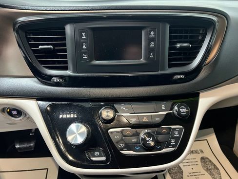 Used 2017 Chrysler Pacifica LX image 9