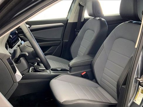 Used 2025 Volkswagen Jetta SE image 25