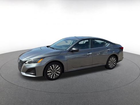 Used 2025 Nissan Altima 2.5 SV FWD image 6