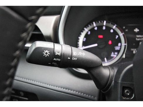 Used 2024 Toyota Highlander XLE FWD image 18